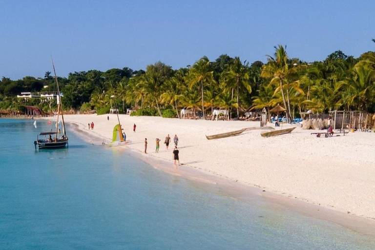 kendwa strand; Een transparante heldere kajakHeldere kajak met drone fotografie