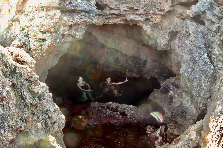 Cours de paddle surf, visite de la grotte, des calanques, plongée en apnéeExcursion au Sup, dans les grottes et avec masque et tuba