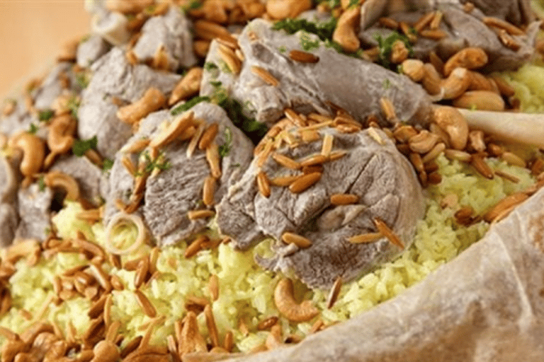 Wadi Rum: Almoço ou Jantar ao Estilo Beduíno com Serviço de BuscaAlmoço beduíno local com chá, café, bebidas geladas e serviço de busca