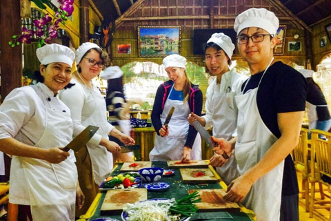 École de cuisine végétalienne à Hoi An avec un chef local et un bateau-panier