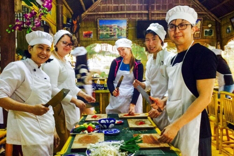 École de cuisine végétalienne à Hoi An avec un chef local et un bateau-panier
