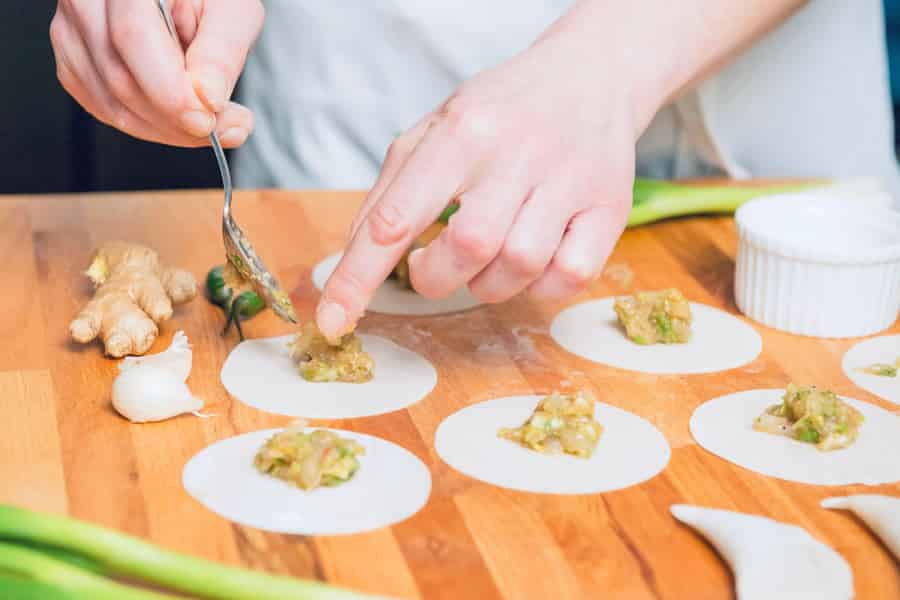 Charlotte: Unterhaltsamer Dumpling-Kochkurs mit einheimischem Koch. Foto: GetYourGuide Charlotte: Unterhaltsamer Dumpling-Kochkurs mit einheimischem Koch. Foto: GetYourGuide
