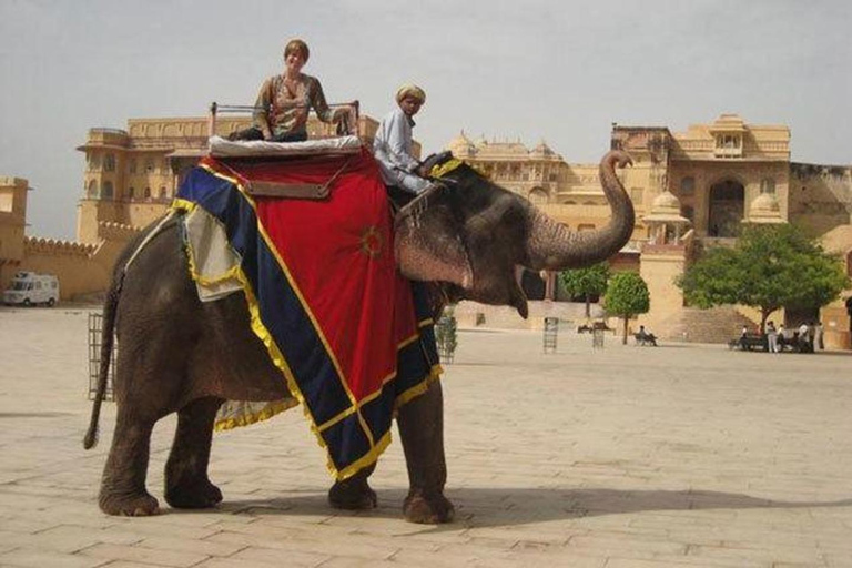 Jaipur Tour ( Roze Stad ) met de auto vanuit Delhi - All InclusiveAuto met chauffeur + gids + entreegelden.