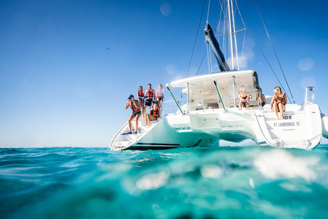 Isla Mujeres: Katamaran med öppen bar, snorkling och lunchTurné med öppen bar