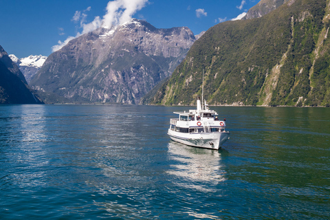 Von Queenstown aus: Milford Sound Tour und Kreuzfahrt mit MittagessenMilford Sound Ganztagestour mit Picknick-Mittagessen