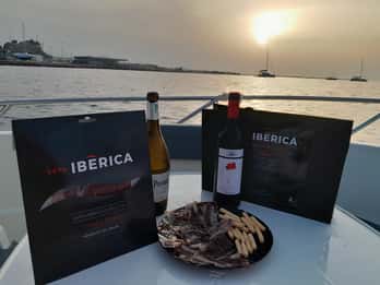 Coucher de soleil en bateau privé avec vin et dégustation ibérique, 2 heures.
