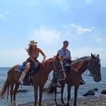 Akrotiri: gita di 1 giorno a cavallo con guida verso una spiaggia