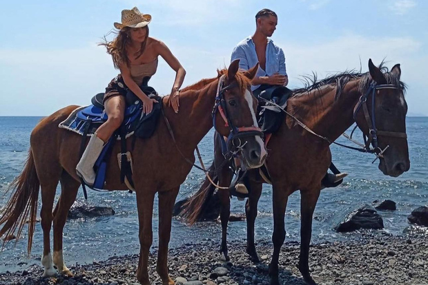 Akrotiri: gita di 1 giorno a cavallo con guida verso una spiaggia