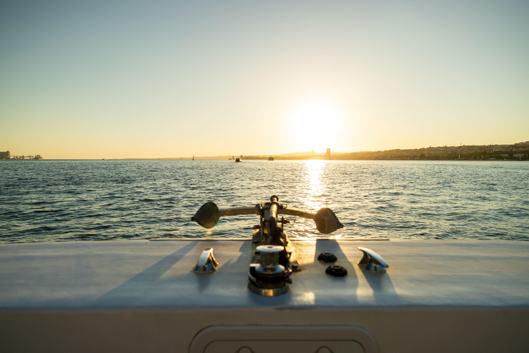 Lisbonne : Fête au coucher du soleil sur un catamaran avec OPEN BAR et musiqueSoirée au coucher du soleil sur le catamaran + OPEN BAR