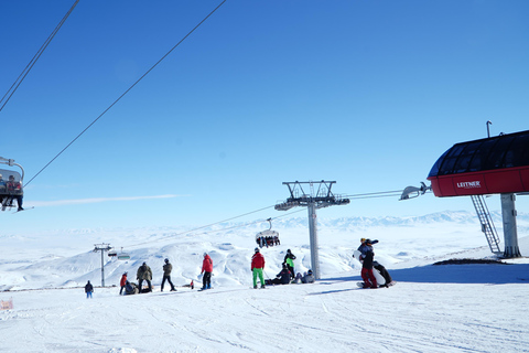 Kappadokien: Berg Erciyes Skifahren und Snowboarden TourTransfer, Mittagessen, gesamte Ausrüstung und 1-stündige Skistunde