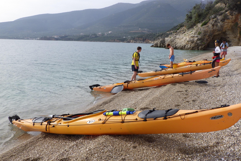 Porto del villaggio di Xiropigado: Tour della grotta dei pirati in kayak di mare