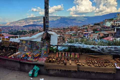 Medellín: Tour durch die Comuna 13, den Botero Park und den Metrocable mit einem lokalen Guide