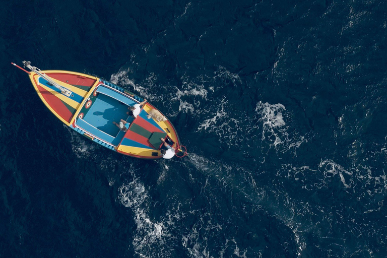 Câmara de Lobos: Unvergesslicher Sonnenuntergang auf einem typischen Xavelha-BootCâmara de Lobos: Unvergesslicher Sonnenuntergang auf einem typischen Boot namens Xavelha