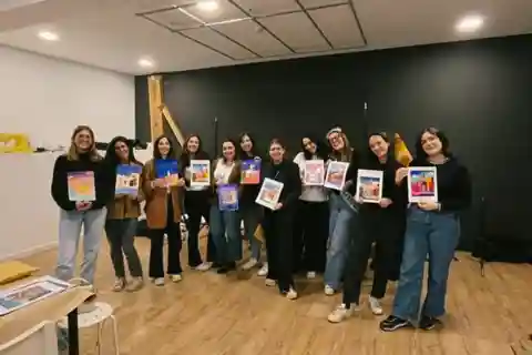 Acrylic Painting Workshop: Amazing Group Experience in Porto