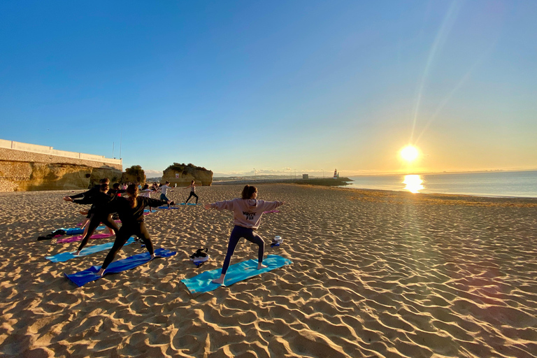 Poranna joga na plaży w Albufeirze według el Sol Lifestyle