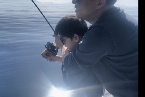 Aten: Fiskeupplevelse på en båt med skaldjursmåltidAten: Upplevelse av fisketur på en båt med fisk- och skaldjursmåltid