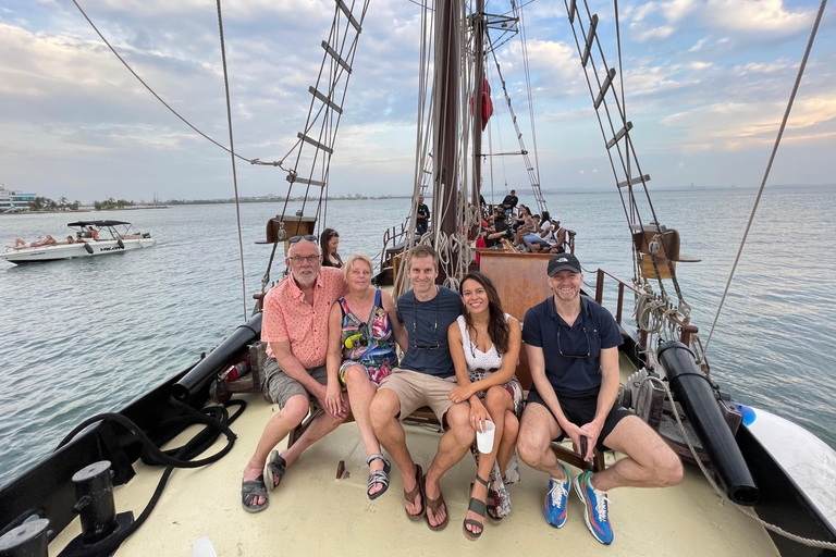 Cartagena, CO: Sunset Skyline Pirate Boat Tour z otwartym barem