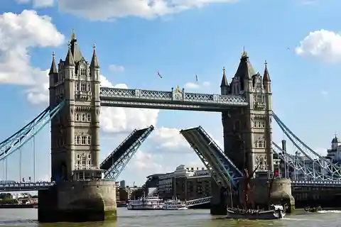 Guided Walking Tour - Tower Bridge to Buckingham Palace