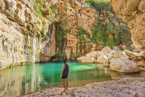 Escursione privata di un giorno a Wadi Tiwi, Fins Beach e Bimmah SinkholeEscursione di un giorno a Wadi Tiwi, Fins Beach e Bimmah Sinkhole