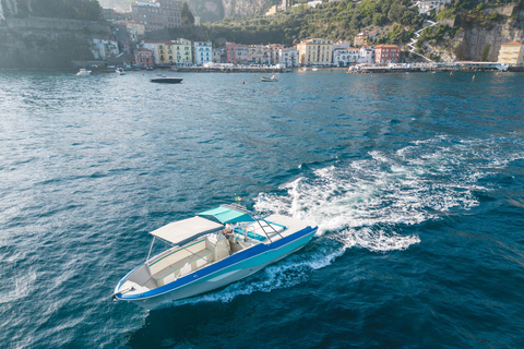 Depuis Sorrente : Excursion d&#039;une journée sur la côte amalfitaine en bateauDepuis Sorrente : journée en bateau sur la côte amalfitaine