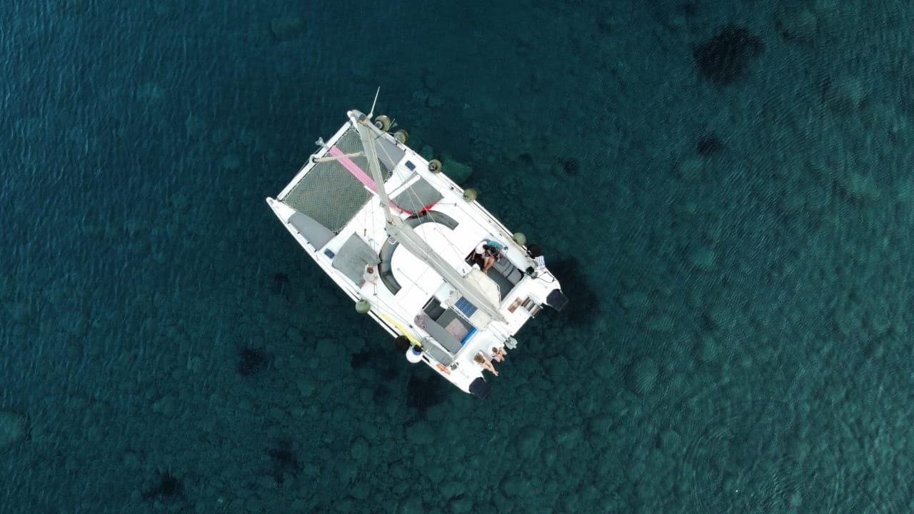 Santorini:Katamaran: private Kreuzfahrt mit Essen & Getränken