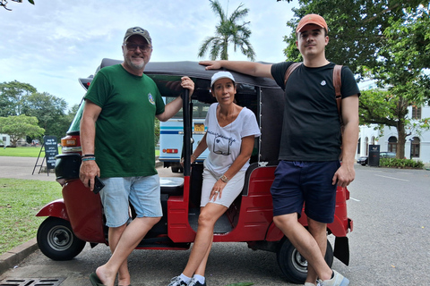 Colombo: Local Guide with Colombo City Tour by Tuk Tuk