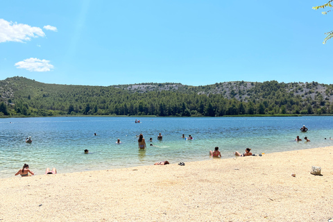 Zadar: wycieczka do wodospadów Krka, rejs statkiem i kąpielPopołudniowa wycieczka z Zadaru do Krki z biletami i rejsem