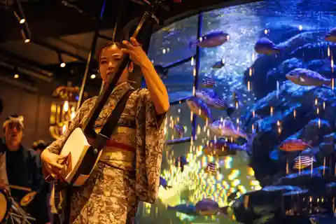 Tokyo: Unique Japanese Dinner with Diving Ama Performance