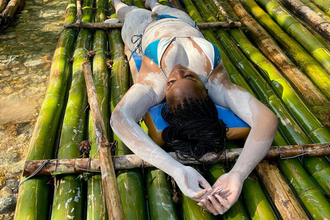 Granja de Marihuana, Rafting en Bambú y Excursión a la Playa de la Cueva de los MédicosDesde Montego Bay