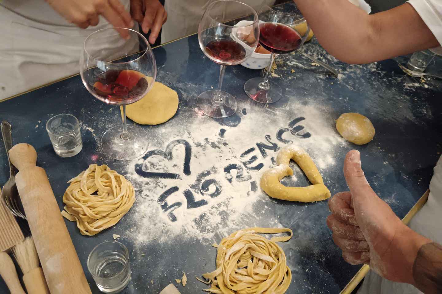 Florence: cours de pâtes fraîches avec dîner, vin et chant