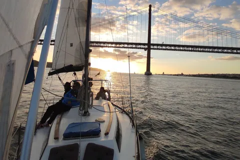 Lisboa: 2/3 Horas de Paseo en Velero al Atardecer con Aperitivo y Bebida de Bienvenida