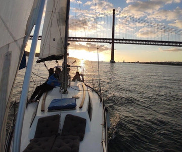 Lisbon: 2/3 Hours Sunset Sailing Tour with Snacks and Welcome Drink