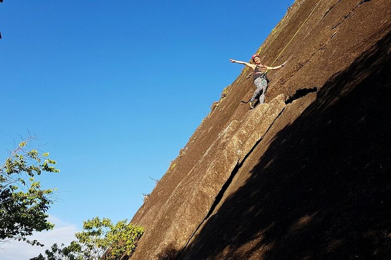 Rio de Janeiro: Outdoor Rock Climbing Lesson in Urca