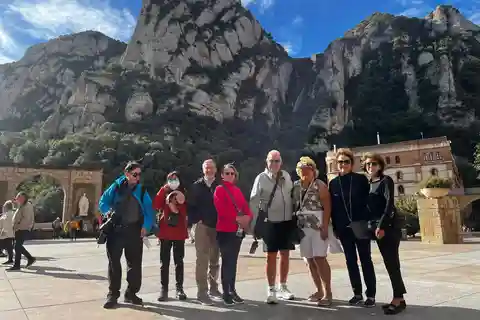Desde Barcelona: Excursión de un día a Montserrat, Cardona y la Montaña de Sal