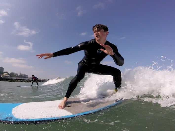 Lima: surfe como um profissional na praia de Makaha, em Miraflores!
