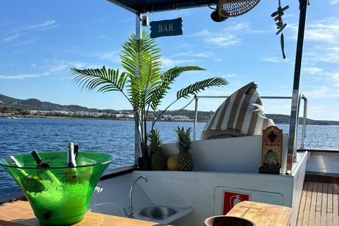 Ibiza : Excursion en bateau privé, Open Bar Tapas et sports nautiques gratuits