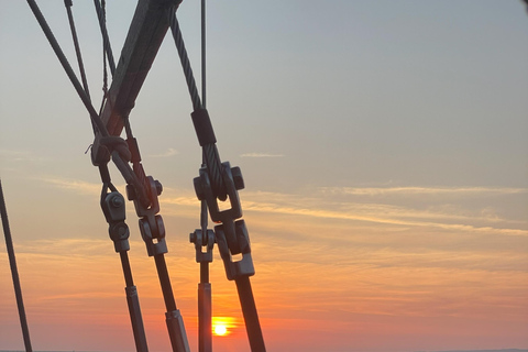 Marsella: Crucero en velero al atardecer con cena y bebidas