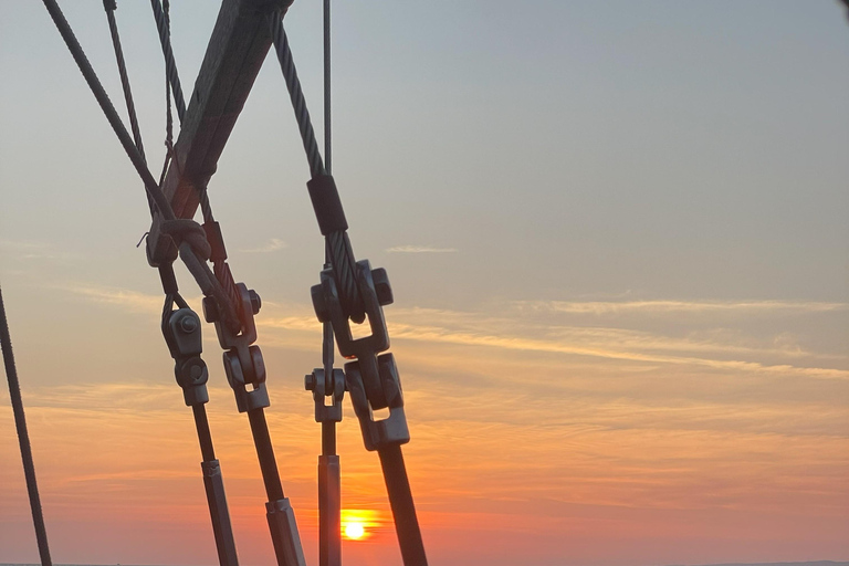 Marseille: Sonnenuntergangs-Segeltour mit Abendessen und Getränken