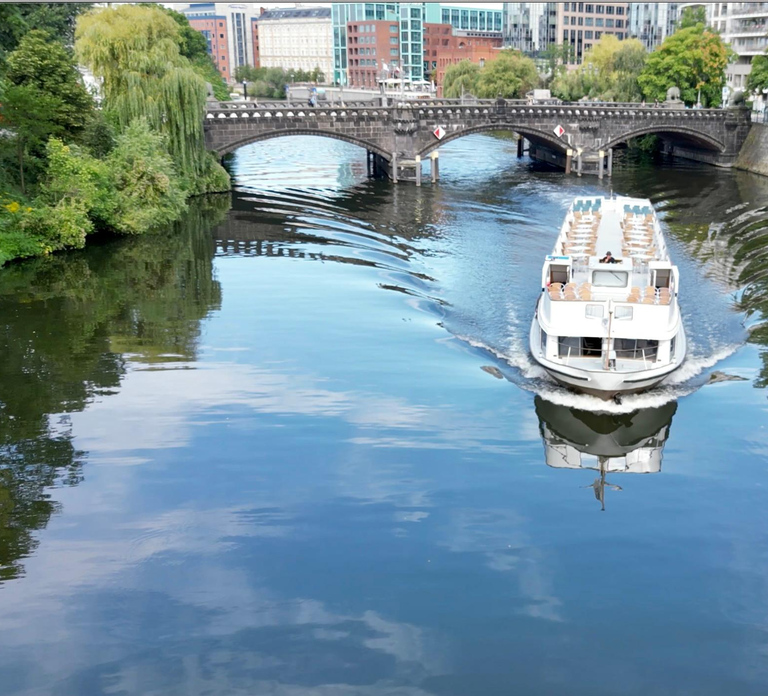 Berlin: Sightseeing Cruise from Berlin Main Station
