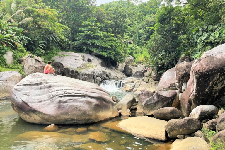 Regenwald-Wasserfall mit einem Einheimischen (Felsensprünge!)