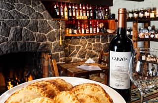 Colonia: Empanadas & Wein in einem portugiesischen Haus aus dem Jahr 1720