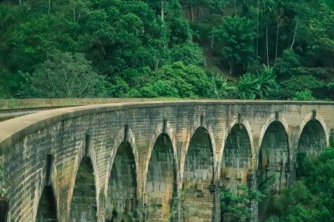 Besuch der Neun-Bogen-Brücke, der Ravana- und Diyaluma-Wasserfälle, Safari