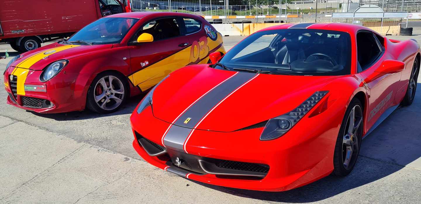 Fahre einen Ferrari 458 UND einen Alfa Romeo auf einer Rennstrecke inc Video