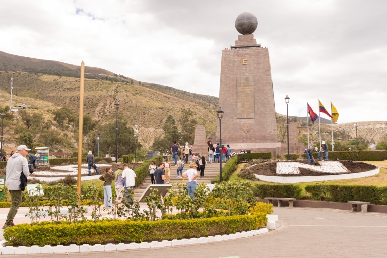 Quito-Mitad del Mundo: Monumento, MuseodelSol, Krater Pululahua