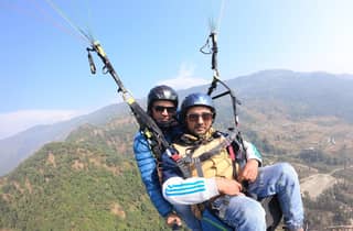 Kathmandu: Tandem-Gleitschirmflug mit Blick auf das Tal & Abholung