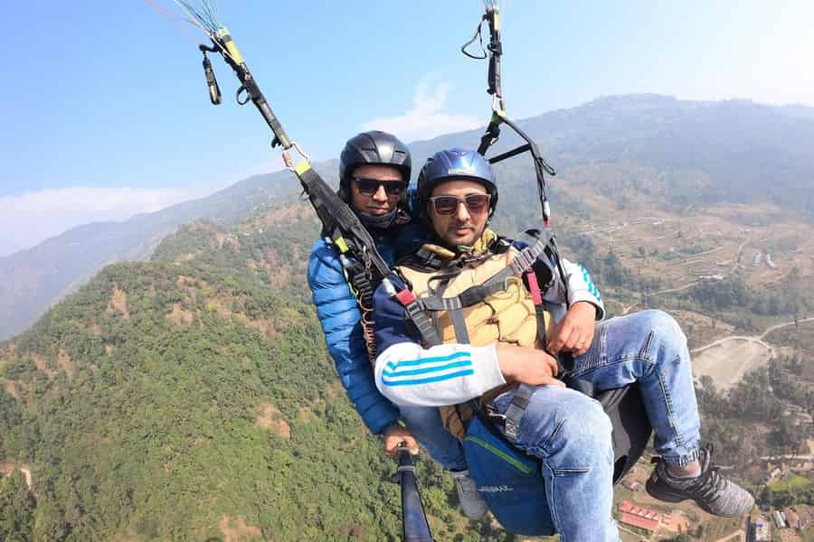 Kathmandu: Tandem-Gleitschirmflug mit Blick auf das Tal & Abholung. Foto: GetYourGuide Kathmandu: Tandem-Gleitschirmflug mit Blick auf das Tal & Abholung. Foto: GetYourGuide