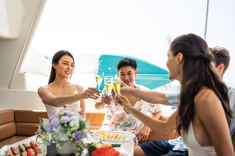 Dubai: Private Yacht Experience with BBQ or Light Meal