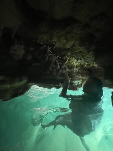 Muscat: Wadi Shab, Romantische Grot en Sinkhole Dagtrip