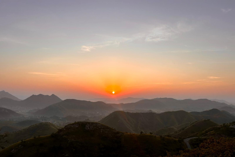 Udaipur: Excursión en Scooter al Amanecer en una Aldea Tribal