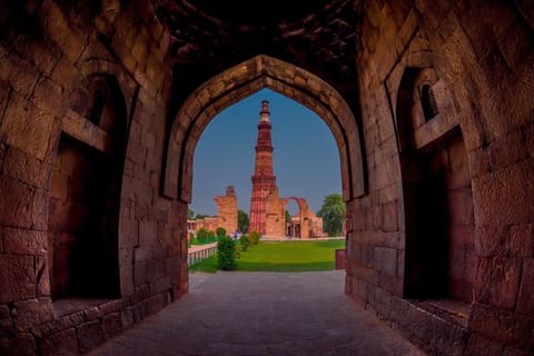 Delhi: Skip-The-Line Qutub Minar Tour with Pickup & Drop Off